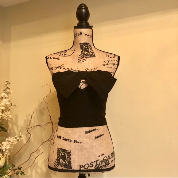 Tops - ~Mezzanine~ Black crop top w/ bow in the front